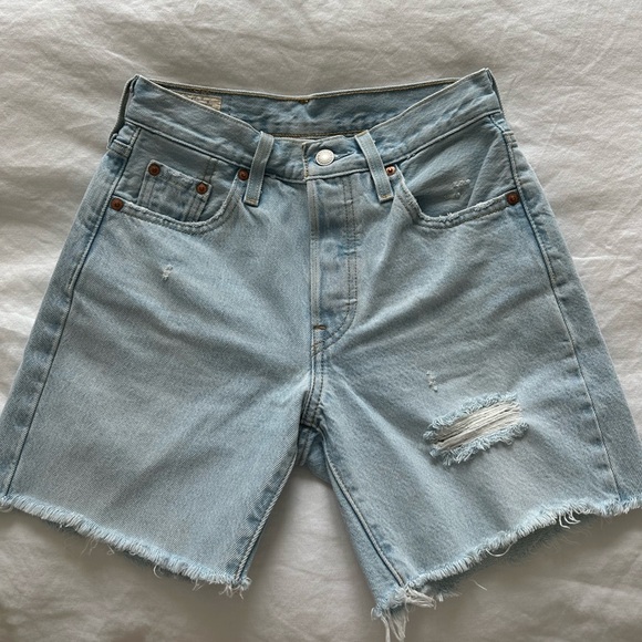 Levi’s 501 Mid-thigh Denim Shorts - Picture 3 of 4